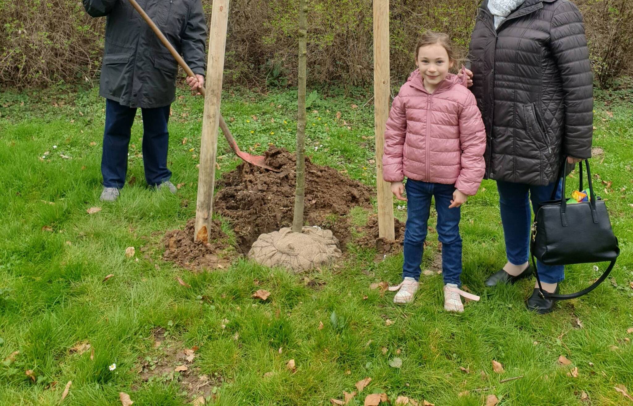 Heinz-Günter und Wilma Beckers pflanzten einen Rotahorn für ihre Enkelin Mia.  